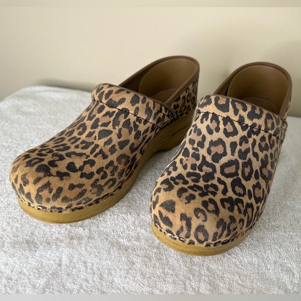Dansko Leopard Professional Suede Womens Comfort Clogs Size 39.